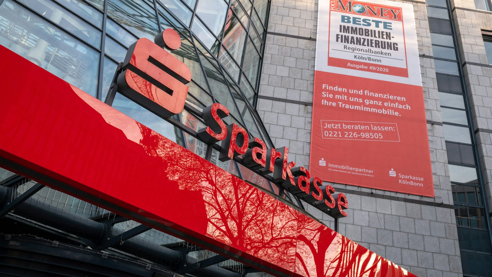 24.04.2021, Köln: Sparkasse Köln-Bonn am Rudolfplatz. Foto: Uwe Weiser