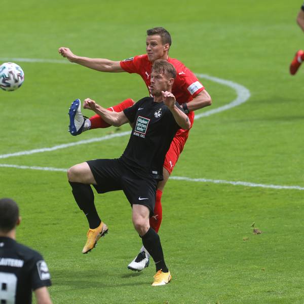 Viktoria Köln - 1. FC Kaiserslautern
Fussball 3. Bundesliga Saison 2020 2021
Flughafenstadion Köln Deutschland
15.05.2021
Hinten: Michael Schultz (Viktoria Köln)
Vorne: Marvin Pourie (1. FC Kaiserslautern)
Copyright
Eduard Bopp Sportfotografie
mail@fotobopp.de