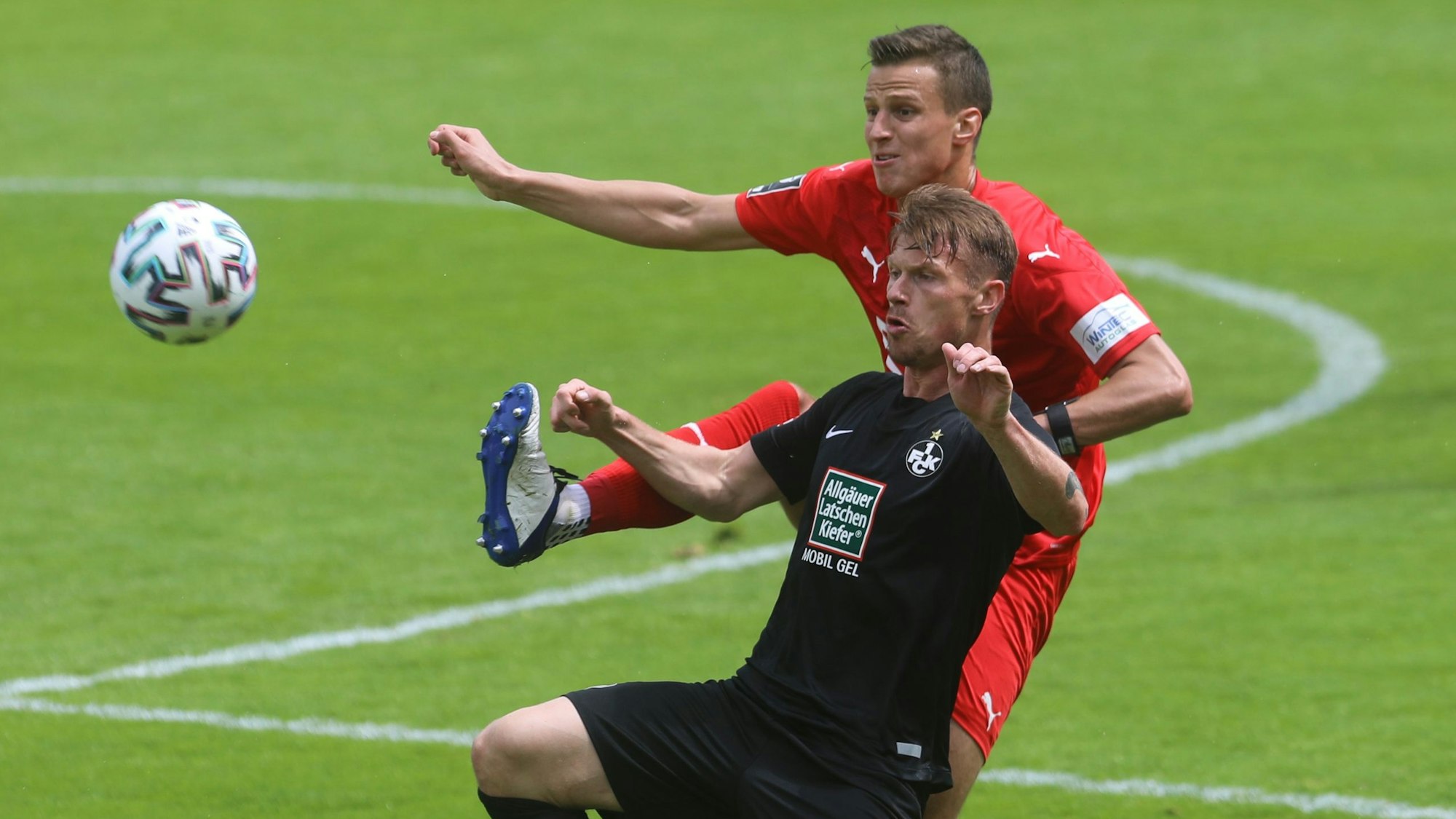 Viktoria Köln - 1. FC Kaiserslautern
Fussball 3. Bundesliga Saison 2020 2021
Flughafenstadion Köln Deutschland
15.05.2021
Hinten: Michael Schultz (Viktoria Köln)
Vorne: Marvin Pourie (1. FC Kaiserslautern)
Copyright
Eduard Bopp Sportfotografie
mail@fotobopp.de