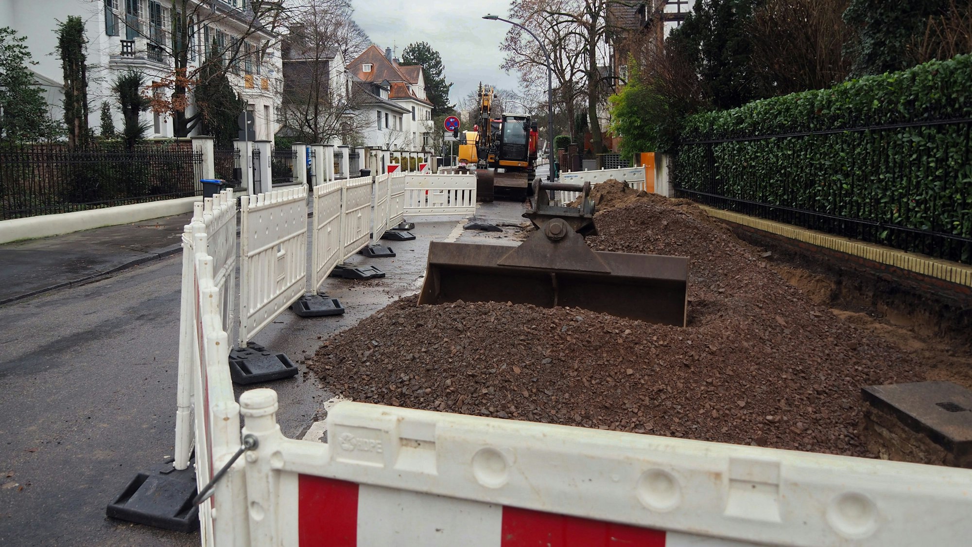 Baustelle an der Robert-Heuser-Straße in Köln-Marienburg