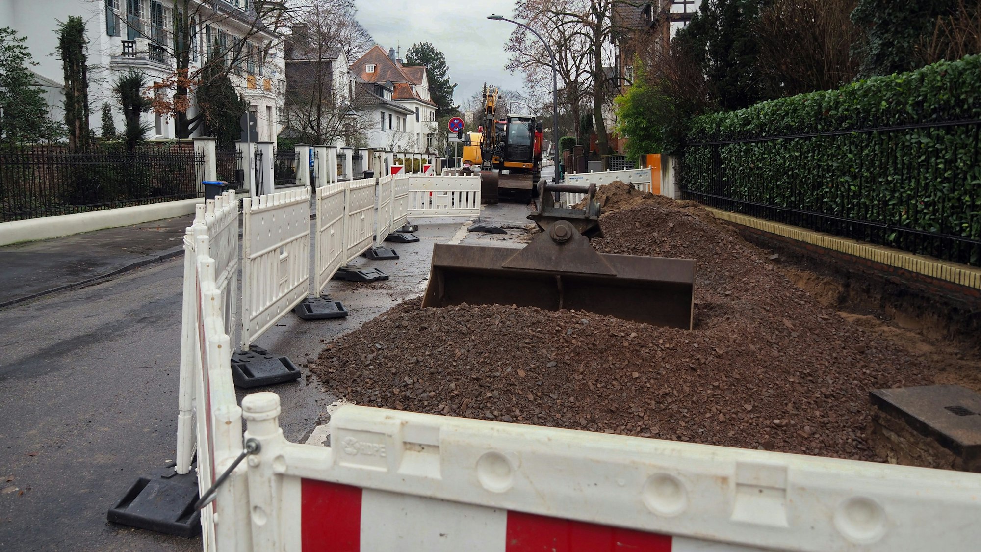 Baustelle an der Robert-Heuser-Straße in Köln-Marienburg