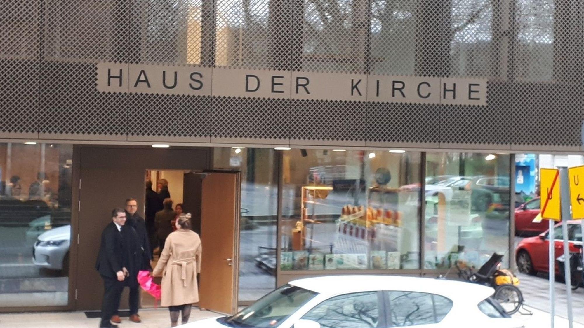 Außenfassade mit dem Schriftzug „Haus der Kirche“