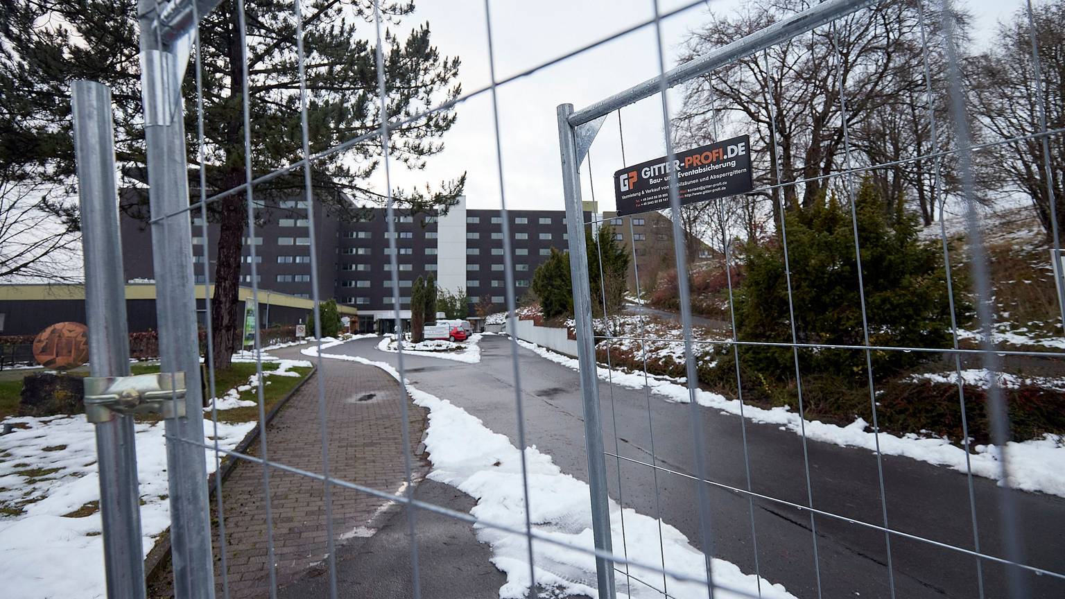Die einstige Eifelhöhen-Klinik in Marmagen ist mit Zäunen gesichert.