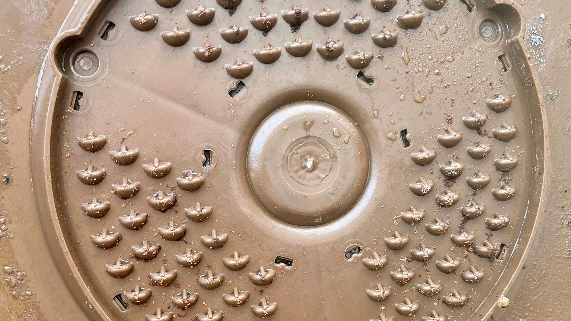 Nahaufnahme des Filters im Deckel der Leverkusener Biotonne