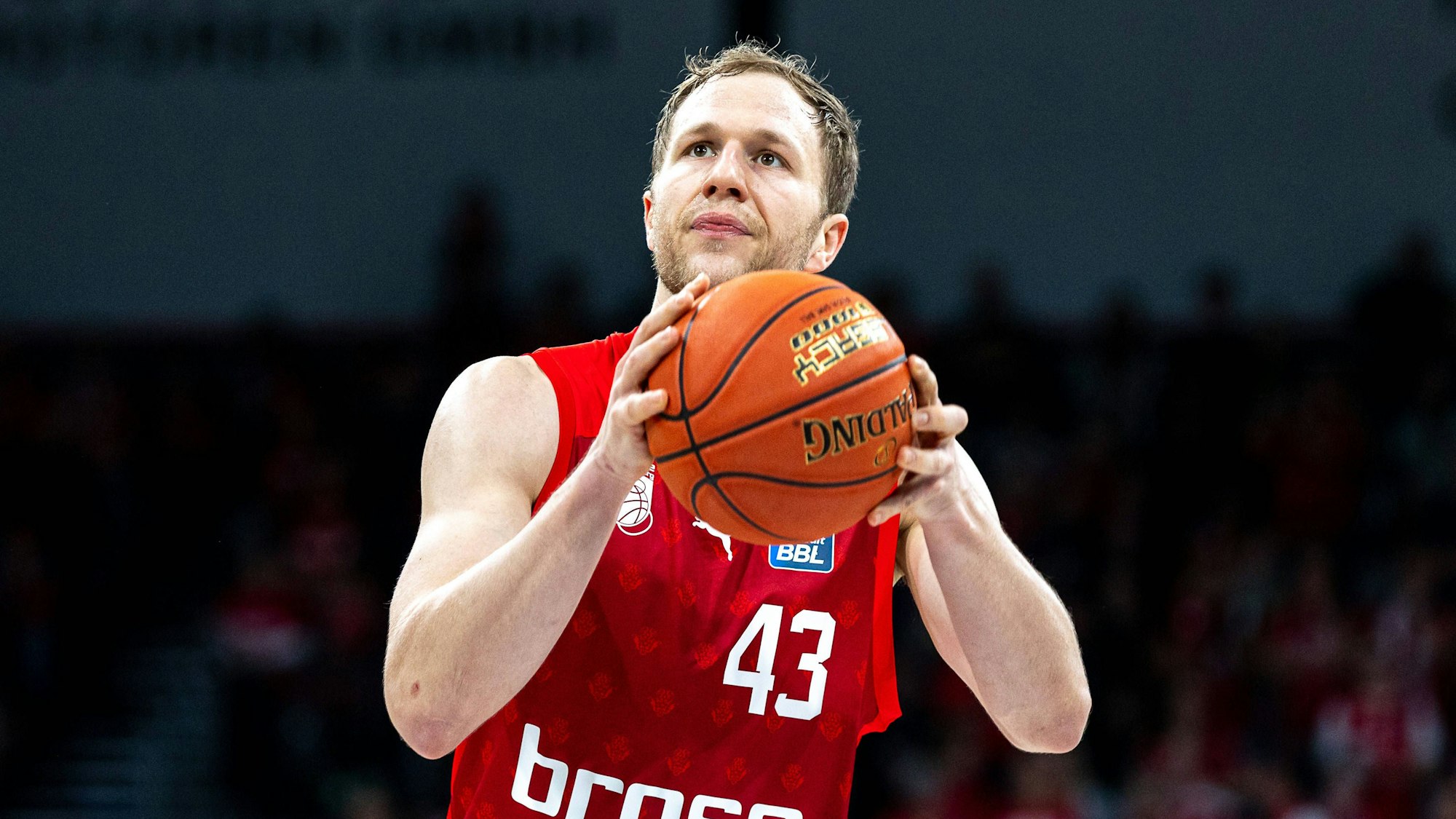 Ein Basketballspieler konzentriert sich auf einen Freiwurf.