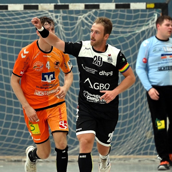 Ein Handballer jubelt über einen Treffer.