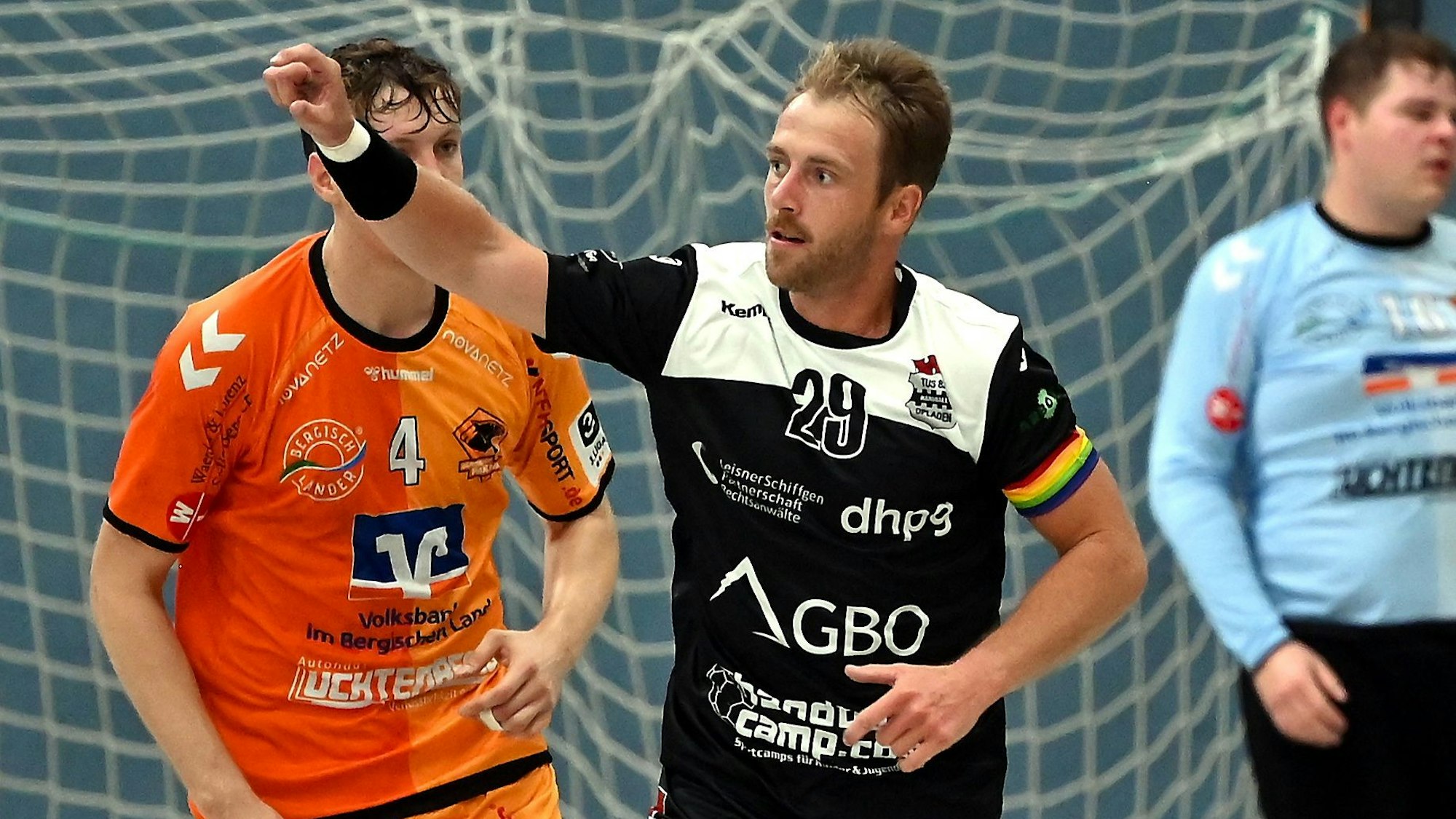 Ein Handballer jubelt über einen Treffer.