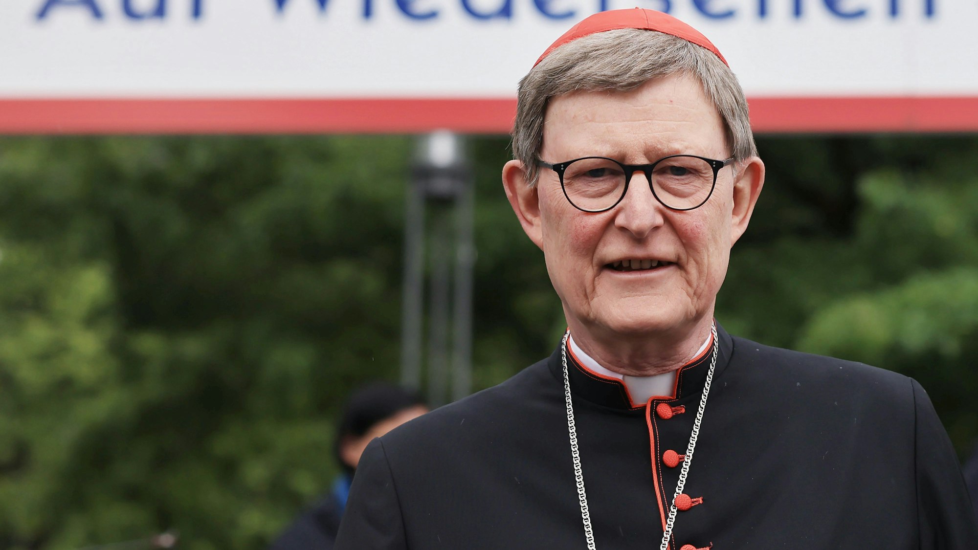 Der Kölner Erzbischof, Kardinal Rainer Maria Woelki, geht über den Anleger zu einem Ausflugsschiff.