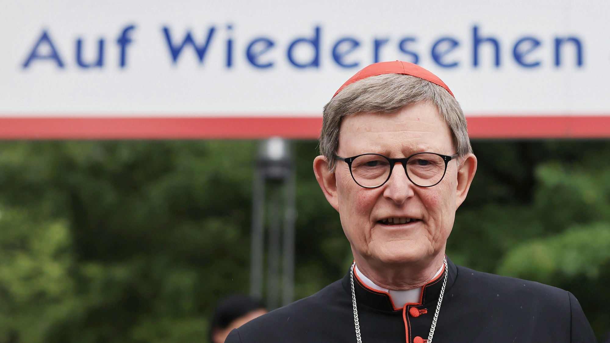 Der Kölner Erzbischof, Kardinal Rainer Maria Woelki, geht über den Anleger zu einem Ausflugsschiff.