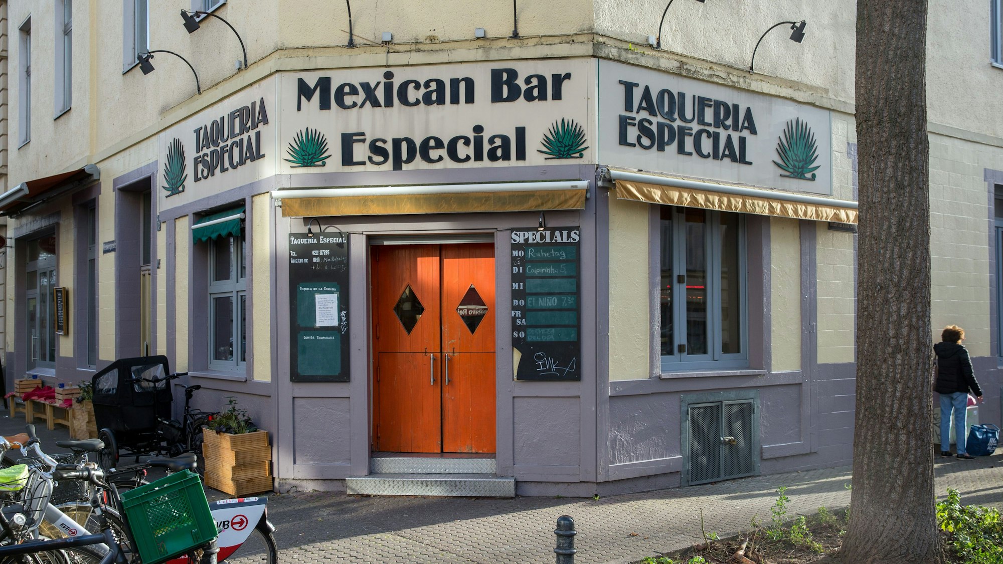 Restaurant an einer Straßenecke in Köln.