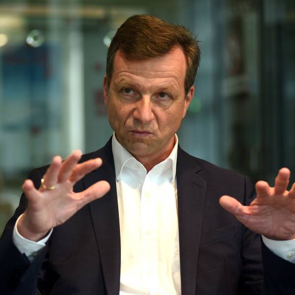 Ascan Egerer gestikuliert im Interview mit seinen Händen