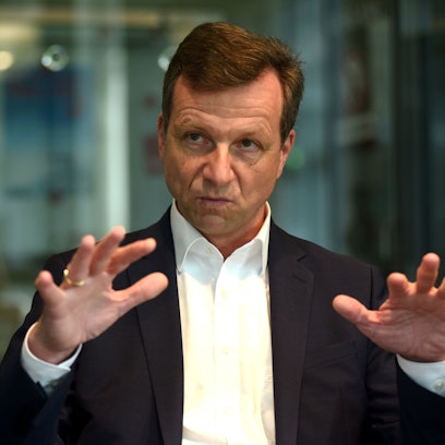 Ascan Egerer gestikuliert im Interview mit seinen Händen