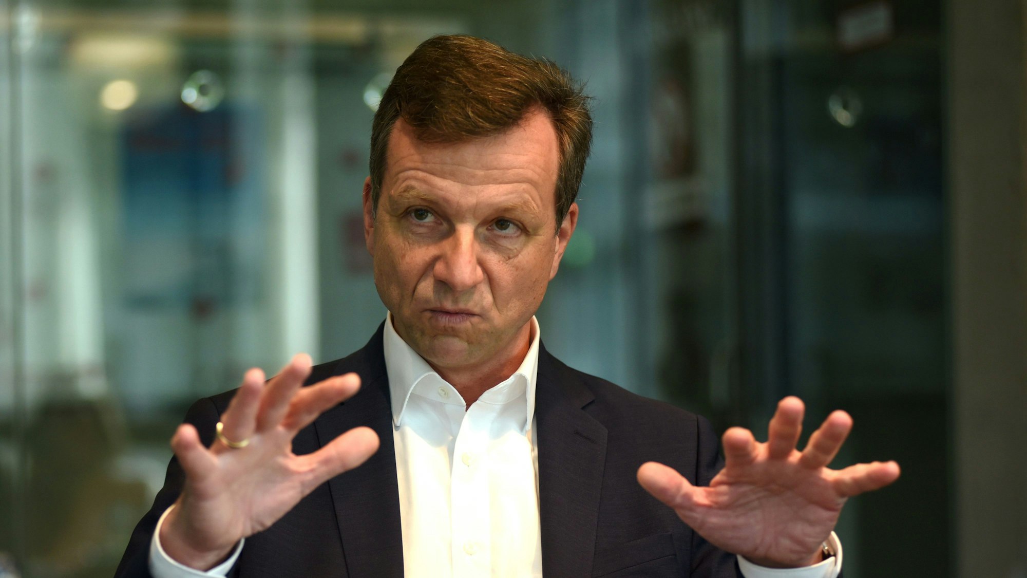 Ascan Egerer gestikuliert im Interview mit seinen Händen