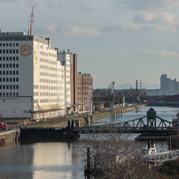 Blick auf den Deutzer Hafen am Rhein in Köln.