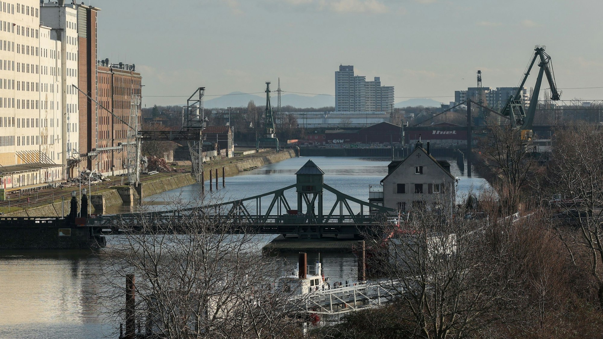 Blick auf den Deutzer Hafen am Rhein in Köln.