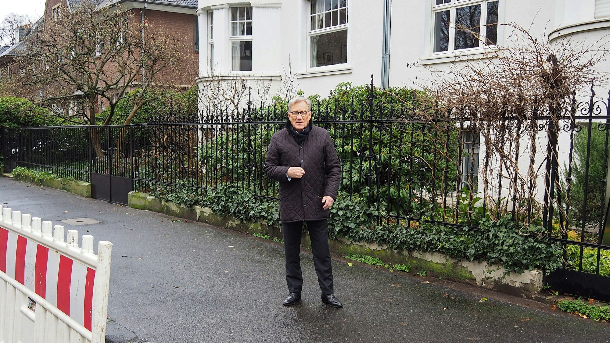 Peter Ossenwalt auf dem Gehweg der Robert-Heuser-Straße