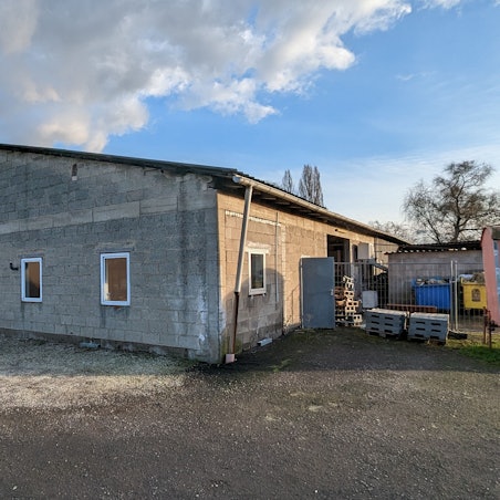 Das Foto zeigt den Schlachthof in Hürth, in dem Tiere illegal geschächtet worden sein sollen. Er sieht verlassen aus, die Kreisverwaltung hat den Betrieb schließen lassen.