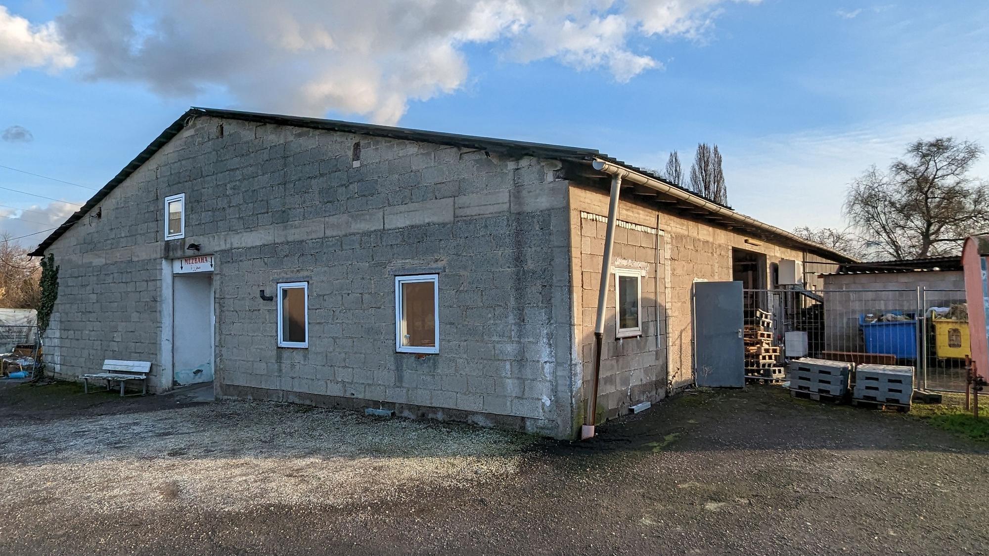 Das Foto zeigt den Schlachthof in Hürth, in dem Tiere illegal geschächtet worden sein sollen. Er sieht verlassen aus, die Kreisverwaltung hat den Betrieb schließen lassen.