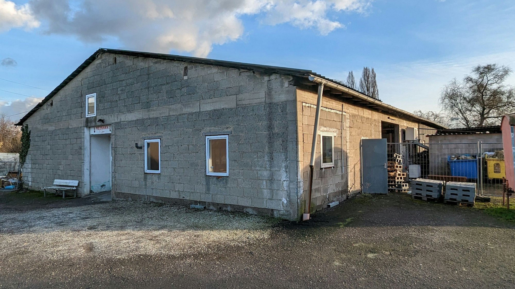 Das Foto zeigt den ehemaligen Schlachthof in Hürth-Fischenich.