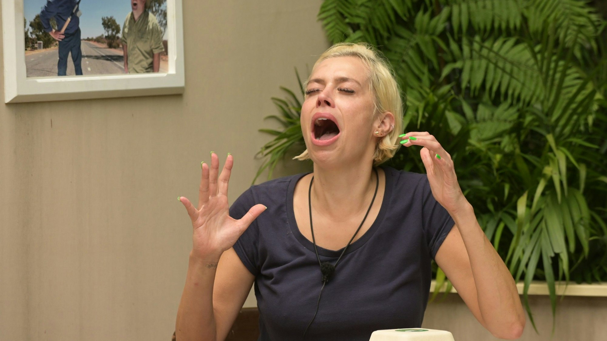 Verena Kerth isst den „Würger-Burger“ (Mini-Kakerlakenbrötchen, Krokodilherz-‚Patty‘ und Pommes aus Durian mit Mayonnaise aus fermentiertem Tofu)