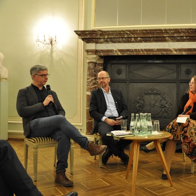 Die Professoren Magnus Striet, Clemens Albrecht, Cornelia Richter und Karl-Heinz Menke diskutieren im Festsaal der Universität Bonn