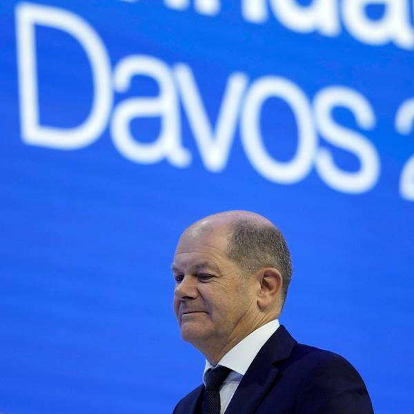 Olaf Scholz sieht in die Ferne