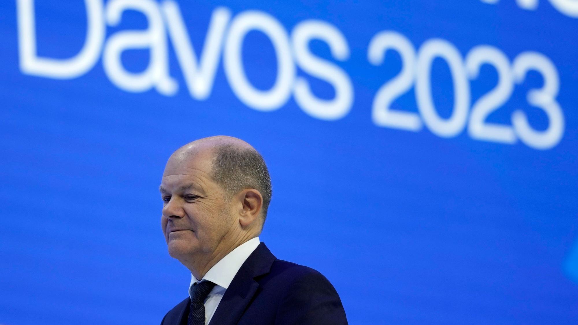 Olaf Scholz sieht in die Ferne