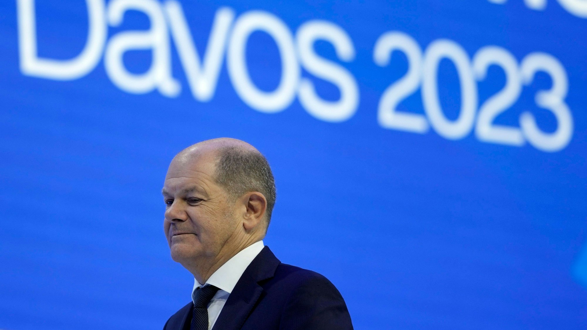 Olaf Scholz sieht in die Ferne