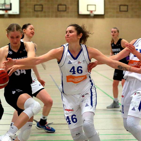 Zwei Basektballerinnen kämpfen um den Ball.