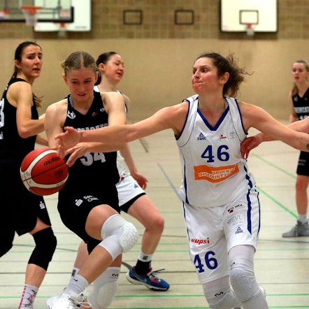 Zwei Basektballerinnen kämpfen um den Ball.