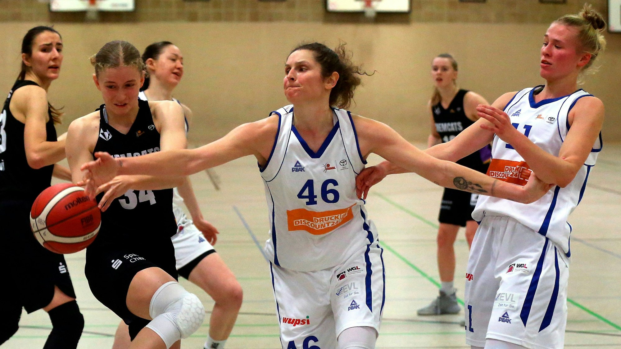 Zwei Basektballerinnen kämpfen um den Ball.