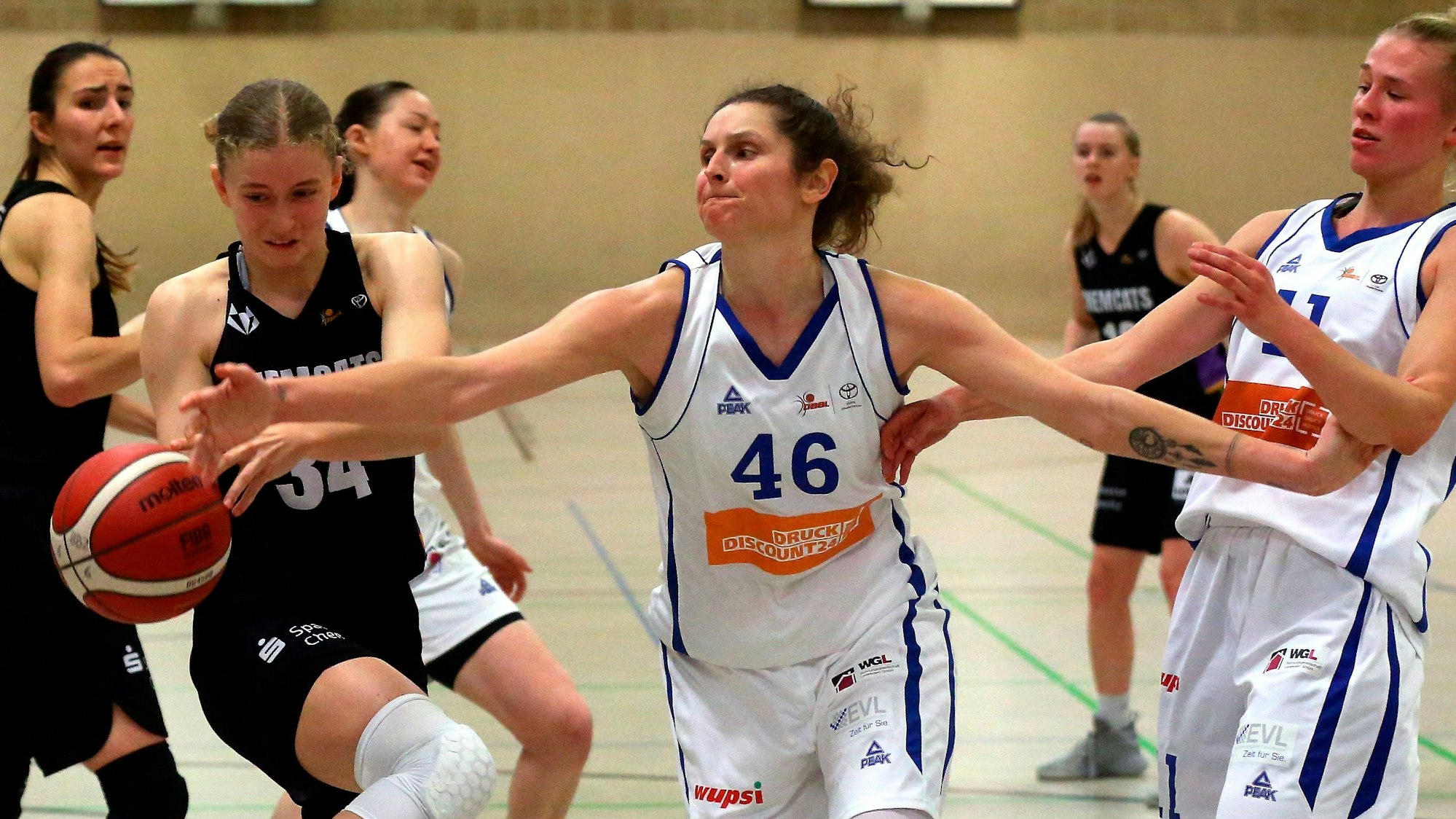 14.01.2023, Basketball-BBZ Opladen-Chemnitz
mitte: Romy Bär (BBZ Opladen)
rechts: Leonie Schütter (BBZ Opladen)
Foto: Uli Herhaus