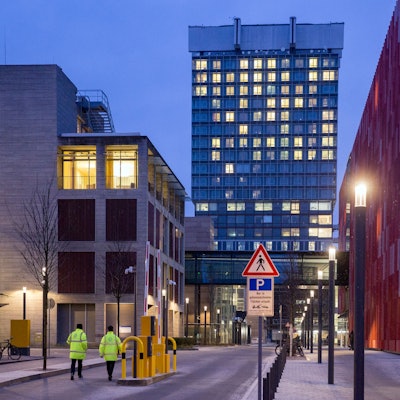 Das Bild zeigt das Bettenhaus der Uniklinik Köln.