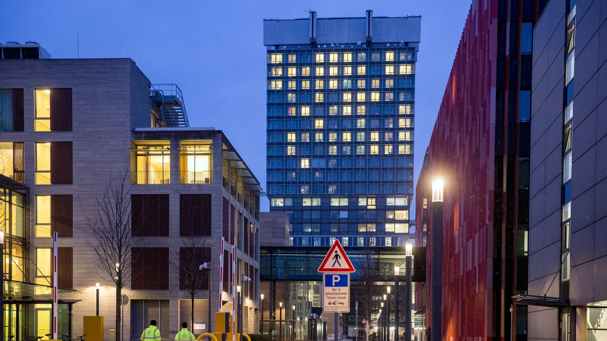 Das Bild zeigt das Bettenhaus der Uniklinik Köln.