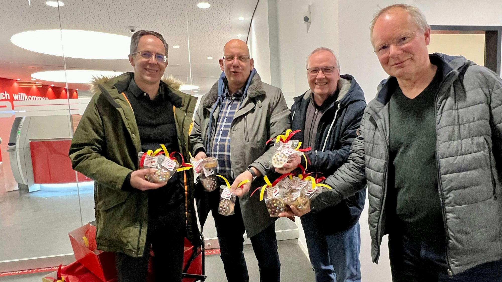 Markus Pott (r.) und seine Mitstreiter von Opladen plus feiern die erste Rückkehr des Bürgerbüros.