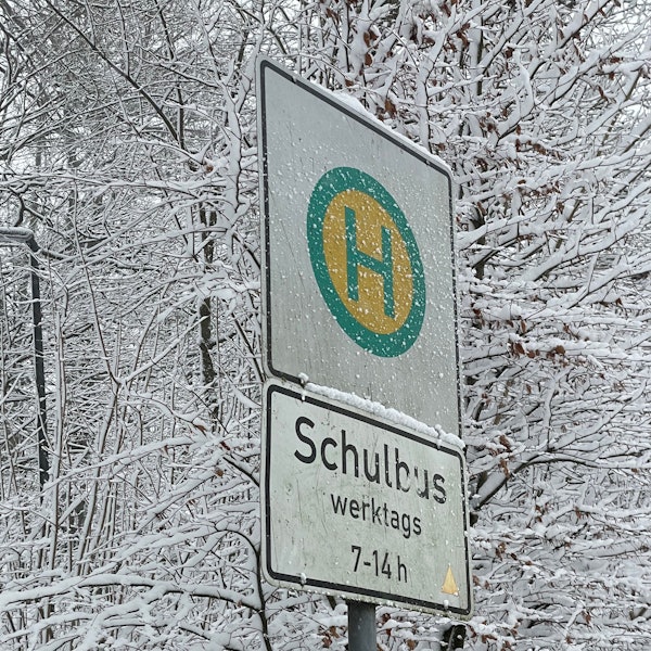 Ein verschneites Haltestellenschild in Gummersbach