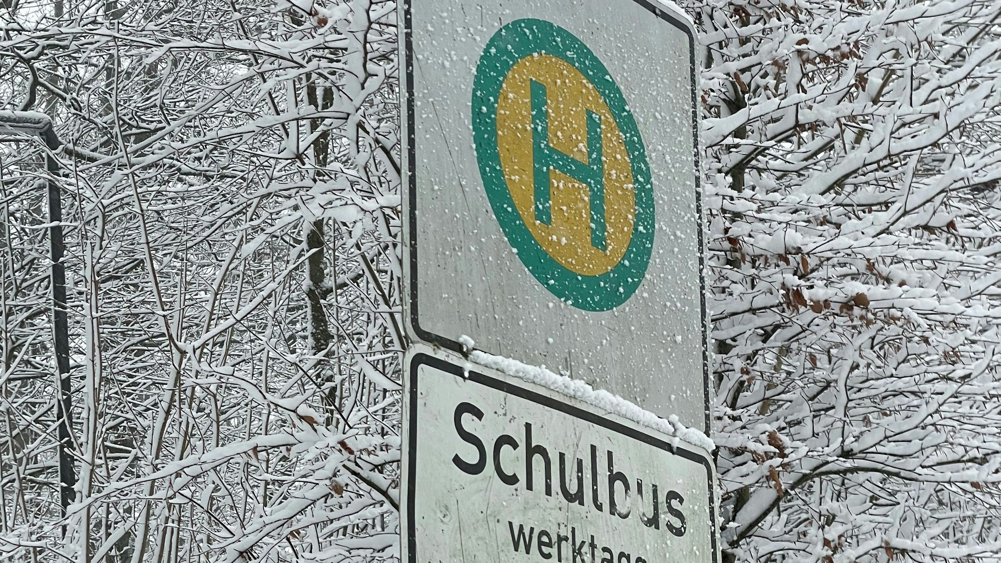 Ein verschneites Haltestellenschild in Gummersbach