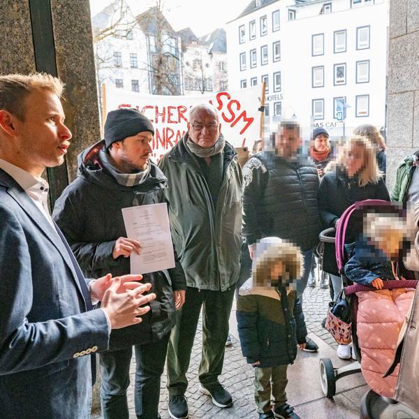 Protestkundgebung gegen Zwangsräumung von sechsköpfiger Familie (Wienands) vor dem Rathaus.
