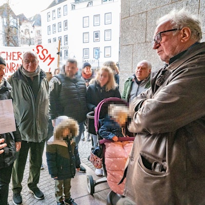Protestkundgebung gegen Zwangsräumung von sechsköpfiger Familie (Wienands) vor dem Rathaus.