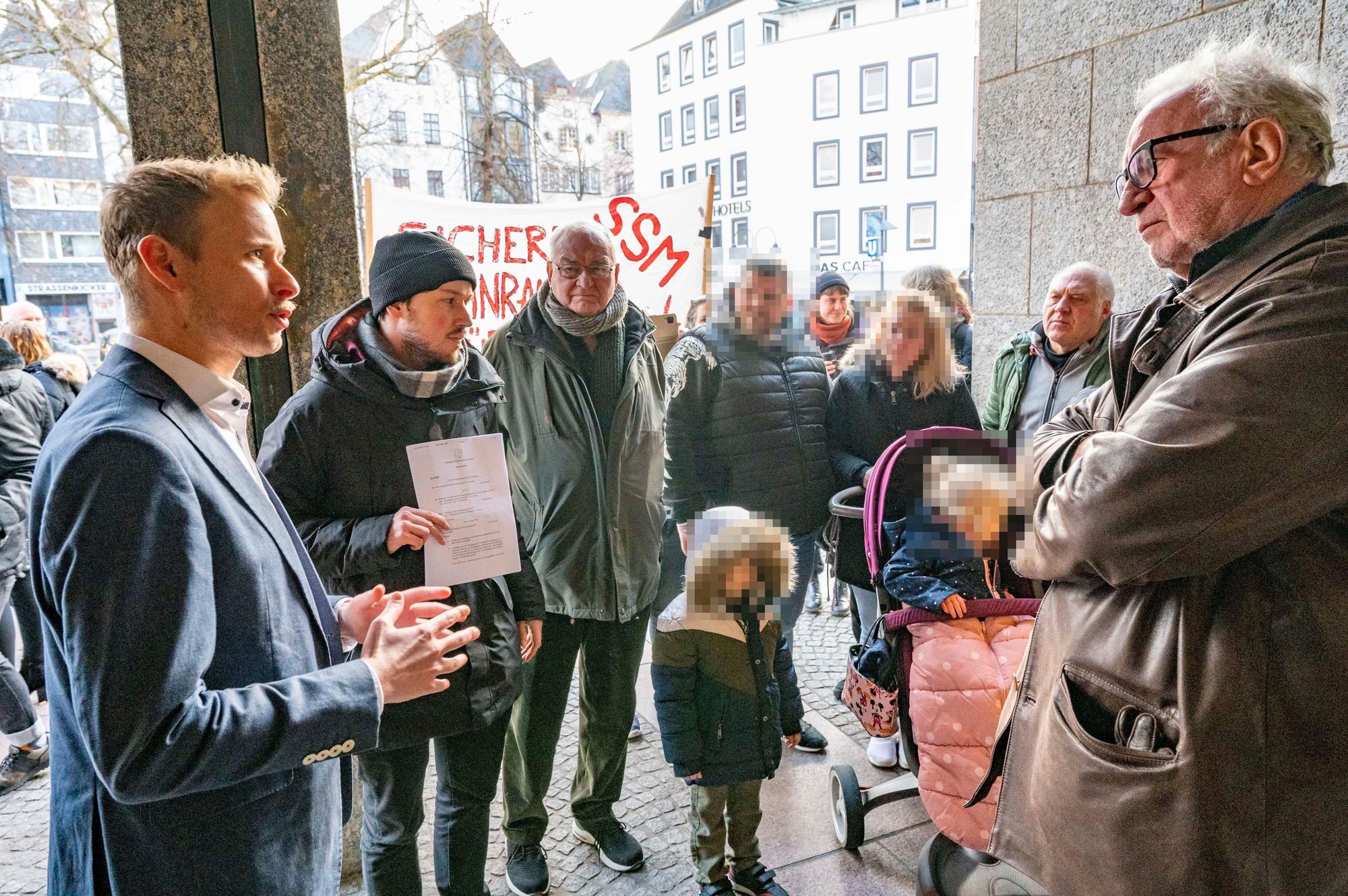 Protestkundgebung gegen Zwangsräumung von sechsköpfiger Familie (Wienands) vor dem Rathaus.
