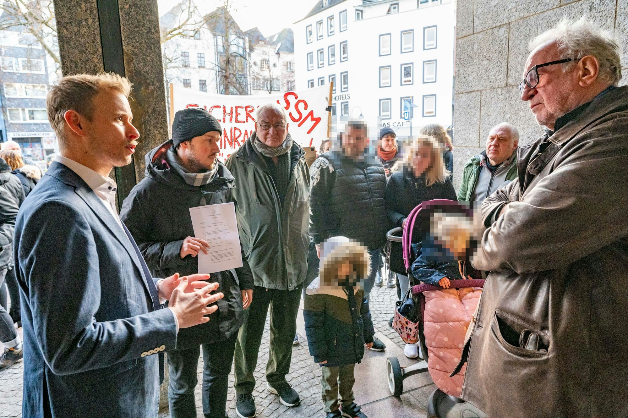 Protestkundgebung gegen Zwangsräumung von sechsköpfiger Familie (Wienands) vor dem Rathaus.