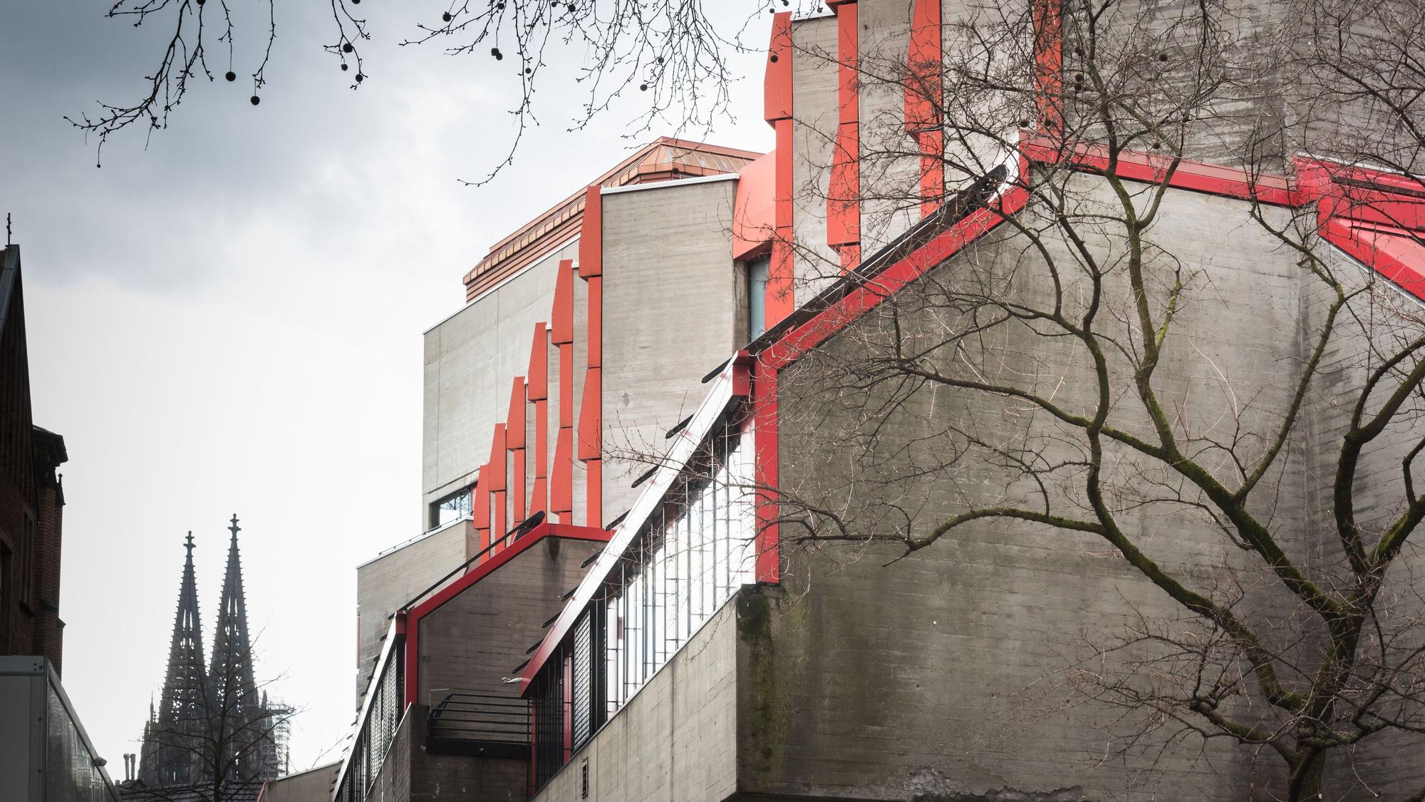 Die Musikhochschule Köln ist vor den Domspitzen zu sehen.