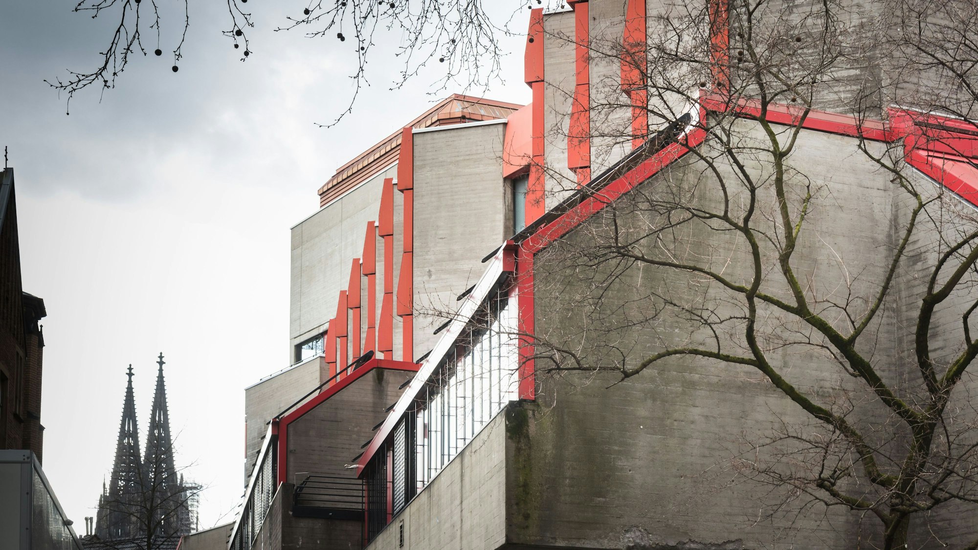 Die Musikhochschule Köln ist vor den Domspitzen zu sehen.