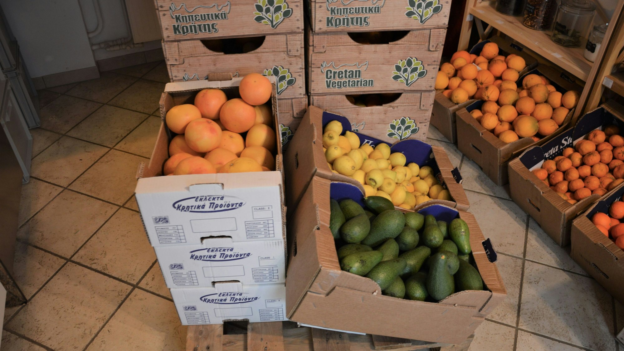 Früchte stehen in offenen Kisten in einem Geschäft.