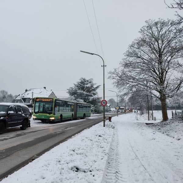 Schnee in Abschleppversuch eines liegengebliebenen Busses auf der L294. Dahinter stauen sich Lastwagen und Autos.und Witzhelden
