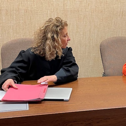 Die wegen Vergewaltigung beschuldigte 45-Jährige (r.) mit ihrer Verteidigerin Funda Bicakoglu im Amtsgericht Köln.