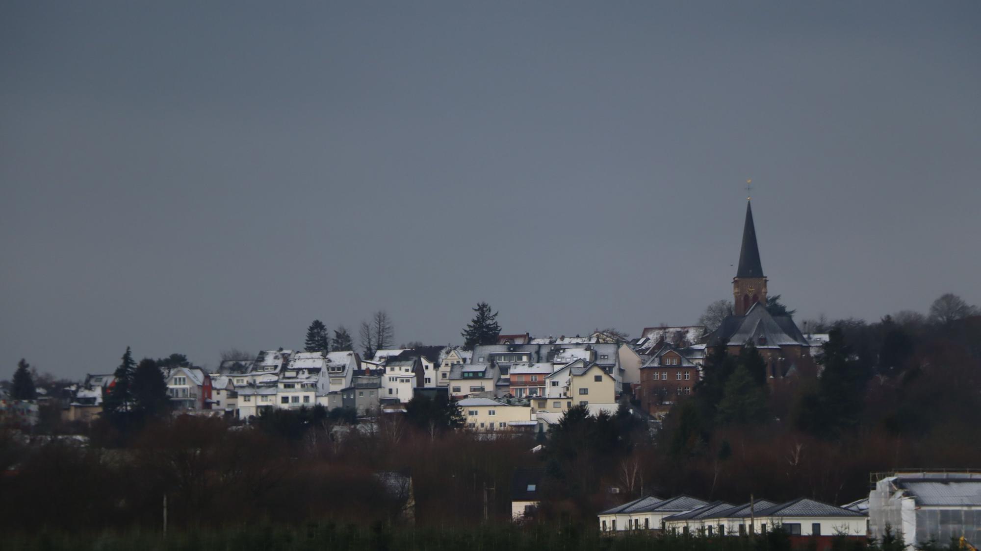 Brühl-Badorf leuchtete, als am Vormittag die Sonne auf die weiß bedeckten Dächer strahlte. Schnell war die weiße Pracht dann aber auch geschmolzen.