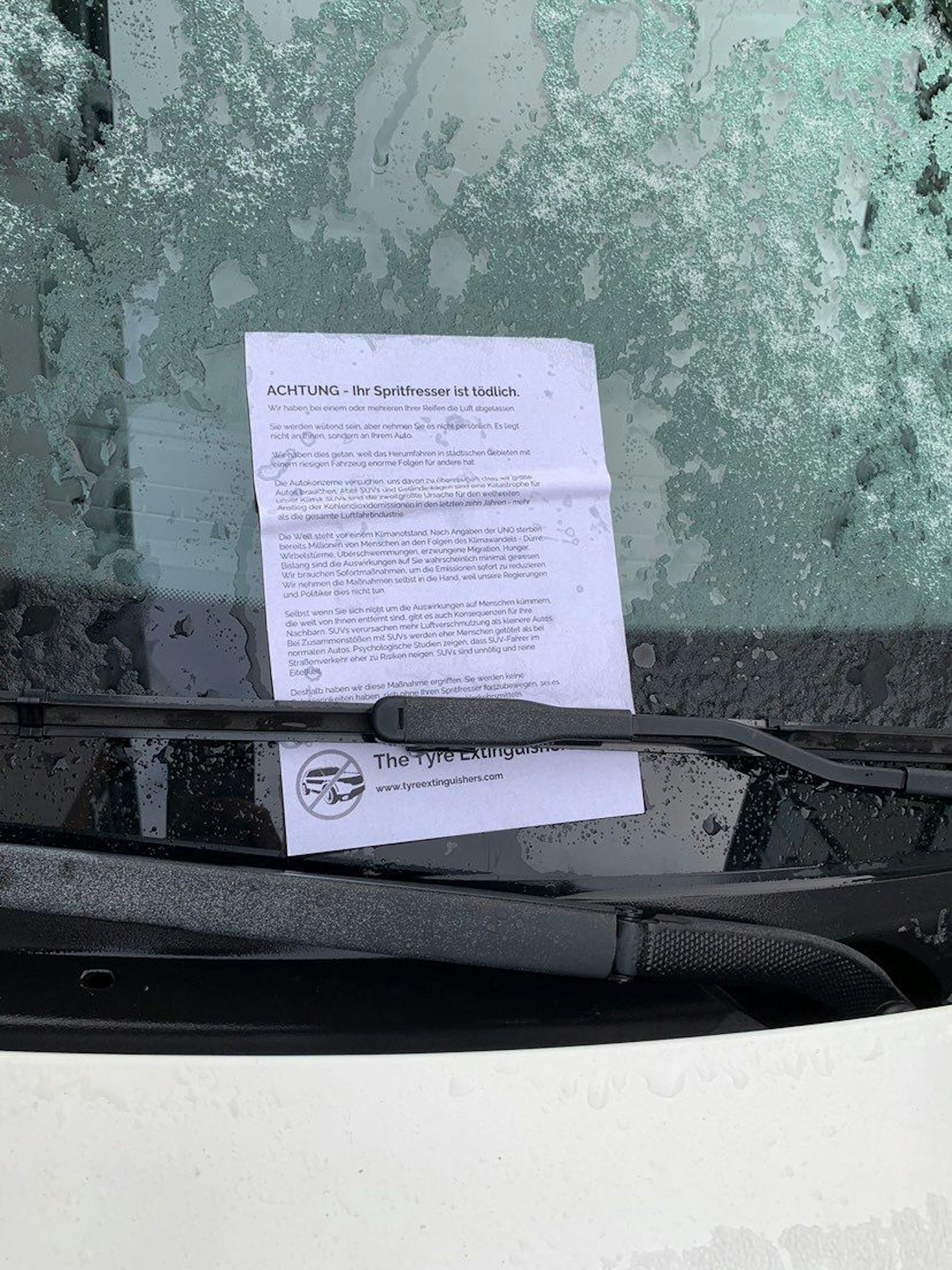 Auf der Windschutzscheibe des SUV wurde ein Flyer einer Gruppe von Klimaaktivisten gelegt: Achtung, Ihr Spritfresser ist tödlich, steht darauf.