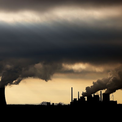Dampf und Rauch steigt im Gegenlicht aus den Braunkohlekraftwerken Neurath II (l) und Neurath I bei Grevenbroich auf.