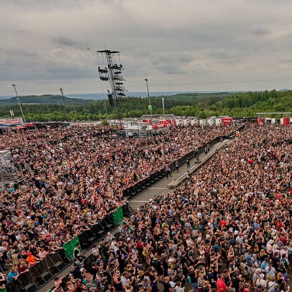 Rockfans tanzen während des Auftritts der Band „You Me at Six“ vor der Hauptbühne des Open-Air-Festivals “Rock am Ring" 2022.